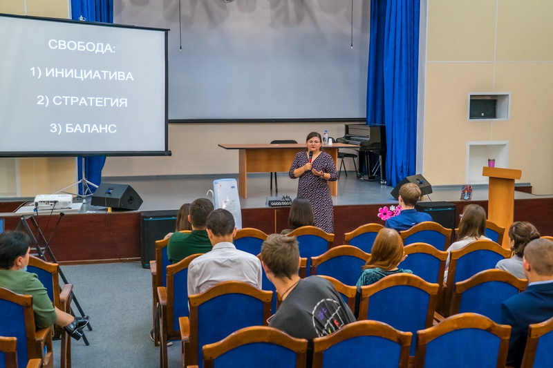 Студенты слушают выступление в актовом зале