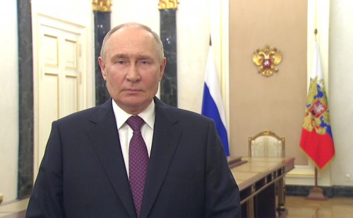 Владимир Владимирович Путин поздравил выпускников, их близких и наставников с окончанием школы.