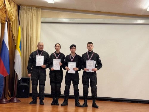 Участники военно-патриотического центра "Таежный медведь" приняли участие в городских соревнованиях по военно-спортивному троеборью на кубок ДОСААФ России