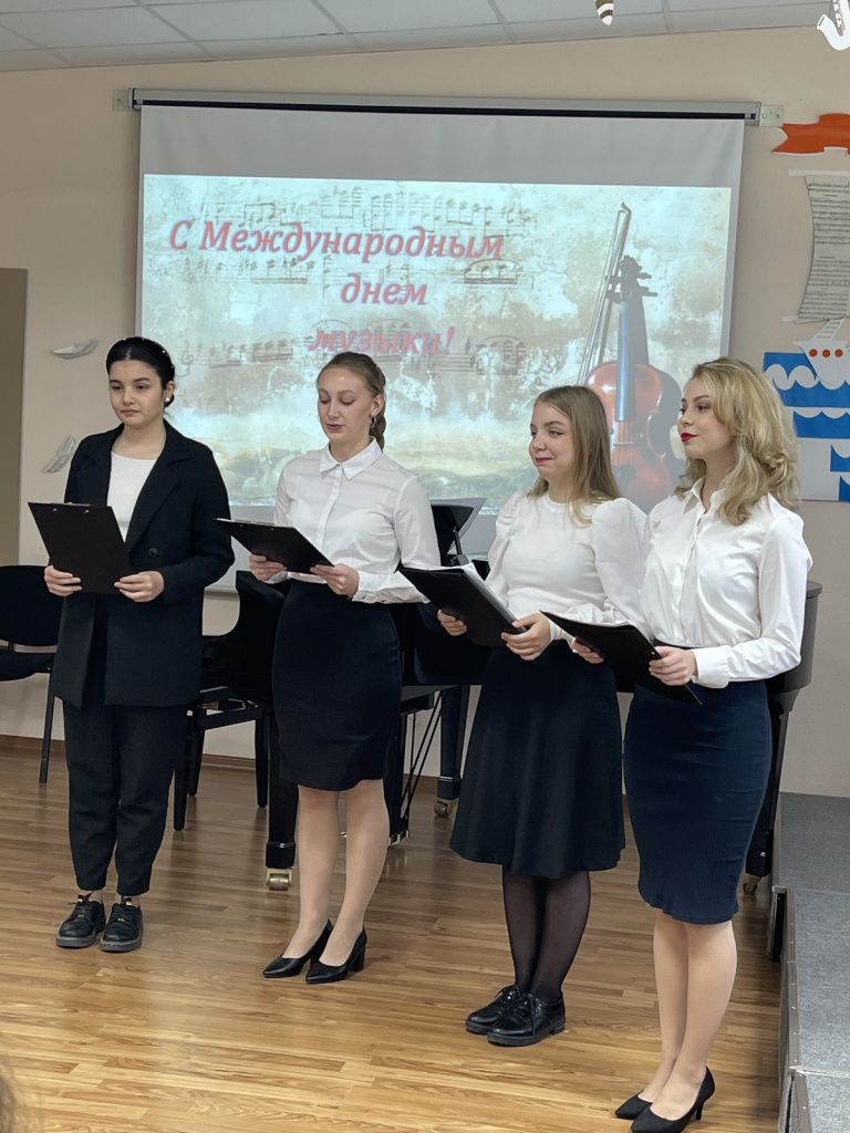 Ведущие концерта - студенты 2 курса.jpg