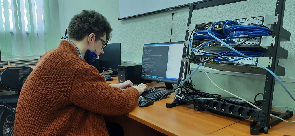 группы 219 СА Коваленко Михаил настраивает маршрутизацию на сетевом оборудовании Cisco