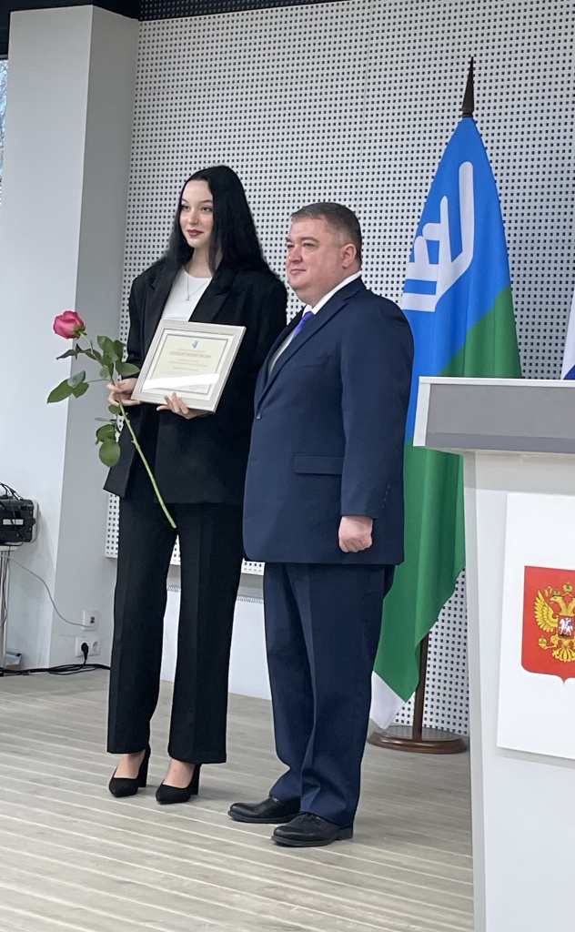Волкова Анастасия, студентка группы 321 ИС и Глава города Нижневартовска Кощенко Д.А. на церемонии награждения