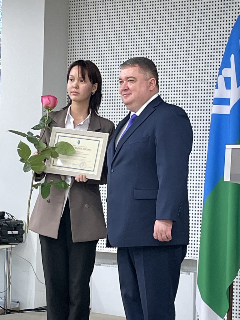 Зайнетдинова Айгуль, студентка группы 222 БД/2 и Глава города Нижневартовска Кощенко Д.А. на церемонии награждения