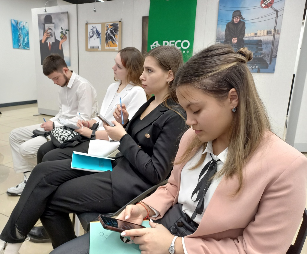 Студенты выполняют практическое задание.jpg