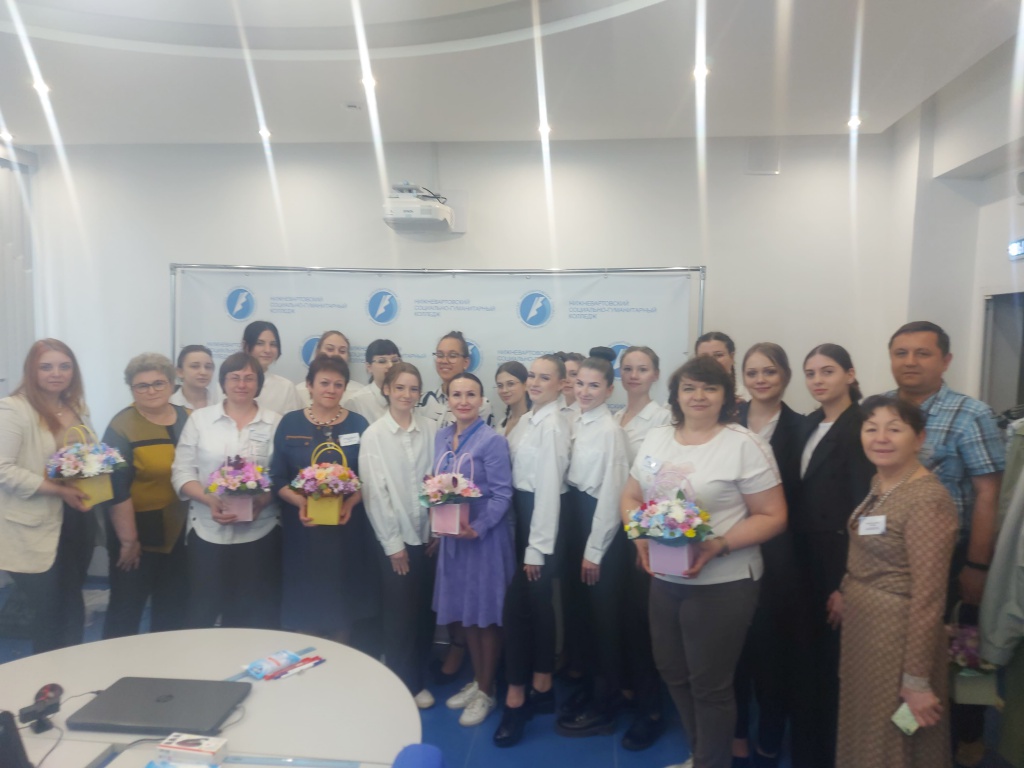 Студенты с экспертами и преподавателем И.Н.Ботнарь.jpg
