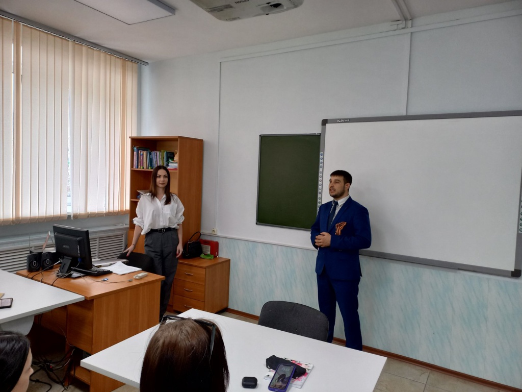 М.С.Соловей и студенты на лекции.jpg