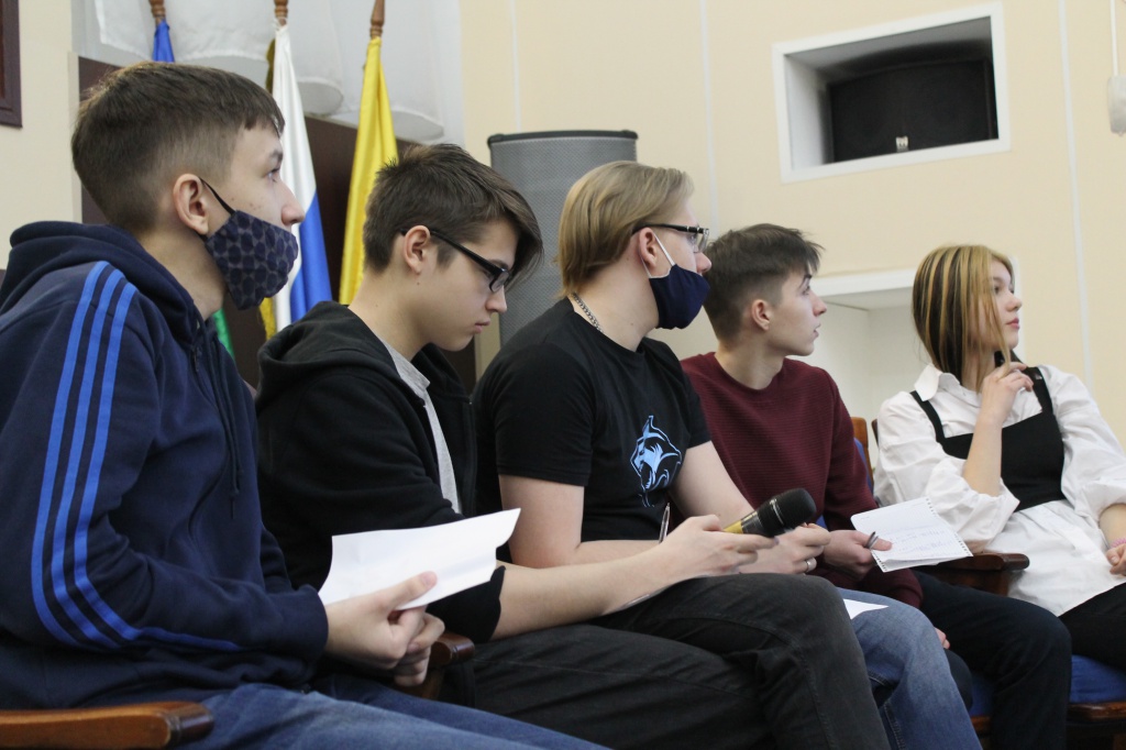 2 тур математического турнира – Выбор вопроса викторины, команда группы 120 СА.
