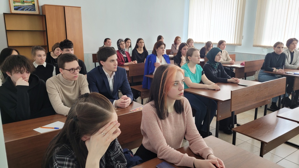 В рамках взаимодействия колледжа с отделом по защите прав потребителей управления по развитию промышленности и предпринимательства департамента экономического развития администрации города Нижневартовска, с целью повышения правовой грамотности населения в апреле состоялись плановые тематические лекции по пропаганде законодательства о защите прав потребителей для студентов колледжа.Начальник отдела по защите прав потребителей управления по развитию промышленности и предпринимательства Соловей Максим Сергеевич акцентировал внимание на том, что защита прав потребителей основывается на Постановлении правительства РФ, которые регулируют виды взаимодействия между продавцом и потребителем.Студенты познакомились с основными понятиями и приняли активное участие в обсуждении закона о защите прав потребителей. Ценным было то, что студенты научились определять критерии, по которым можно определить недостатки товара или услуги. Большое значение было уделено анализу различий таких понятий как срок службы товара, срок годности, гарантийный срок.В ходе лекции студенты занимали активную позицию к получению информации, задавали много вопросов, проявляли заинтересованность в обсуждении всех вопросов, рассмотренных в лекции, получили исчерпывающую информацию о правах потребителя при обнаружении недостатков в товаре.