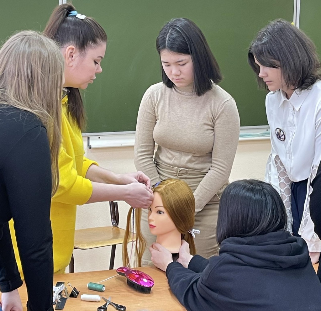 Мастер по плетению афиканских косичек.jpg