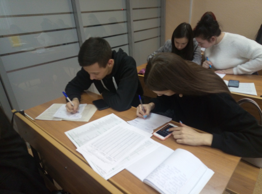 Студенты 3 курса расчитываю стоимость полиса.jpg